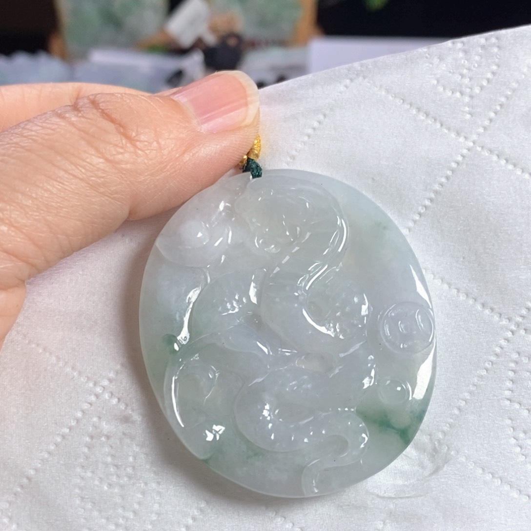 翡翠未镶嵌颈饰蛇牌