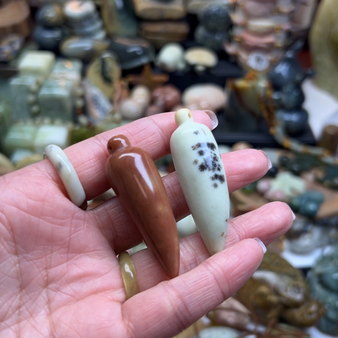 ****岫玉未镶嵌颈饰辽阳辣椒两个