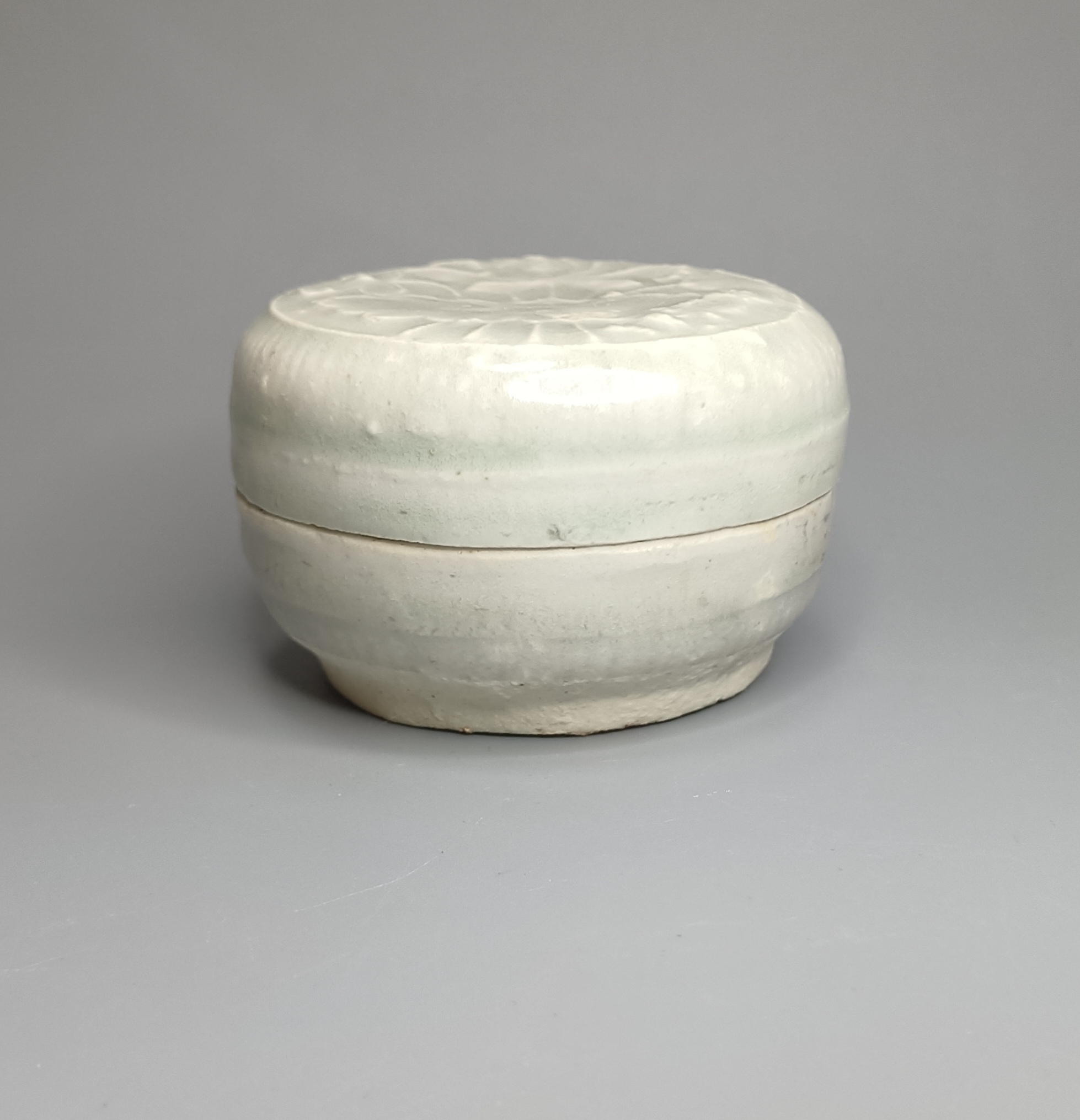 景德镇窑青白釉印花粉盒，直径6.7cm