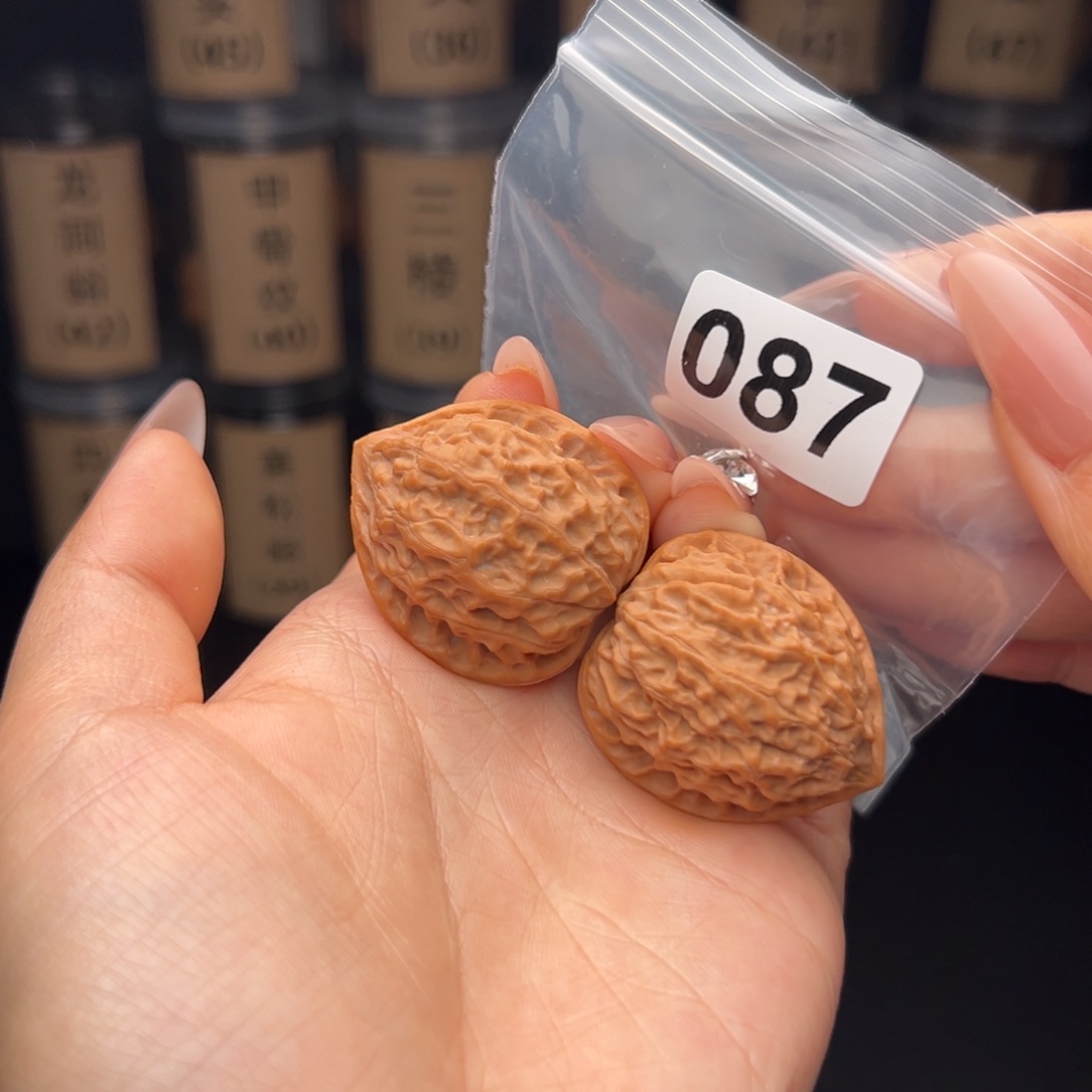 文玩核桃吊坠金牛34