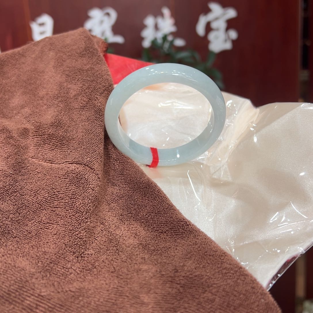 翡翠手镯未镶嵌翡翠手镯