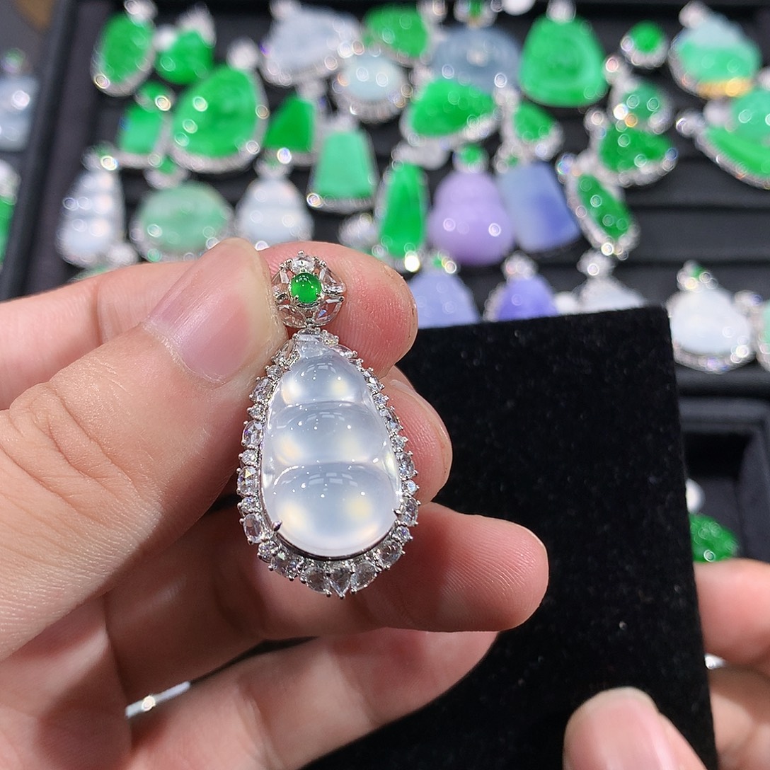 翡翠18K金镶嵌颈饰