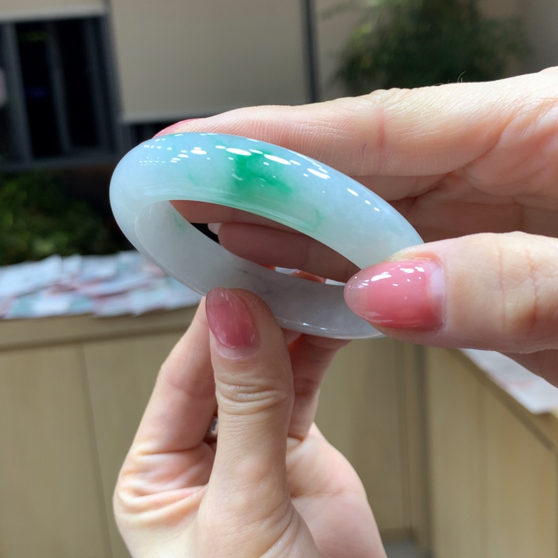 翡翠手镯未镶嵌不退不换