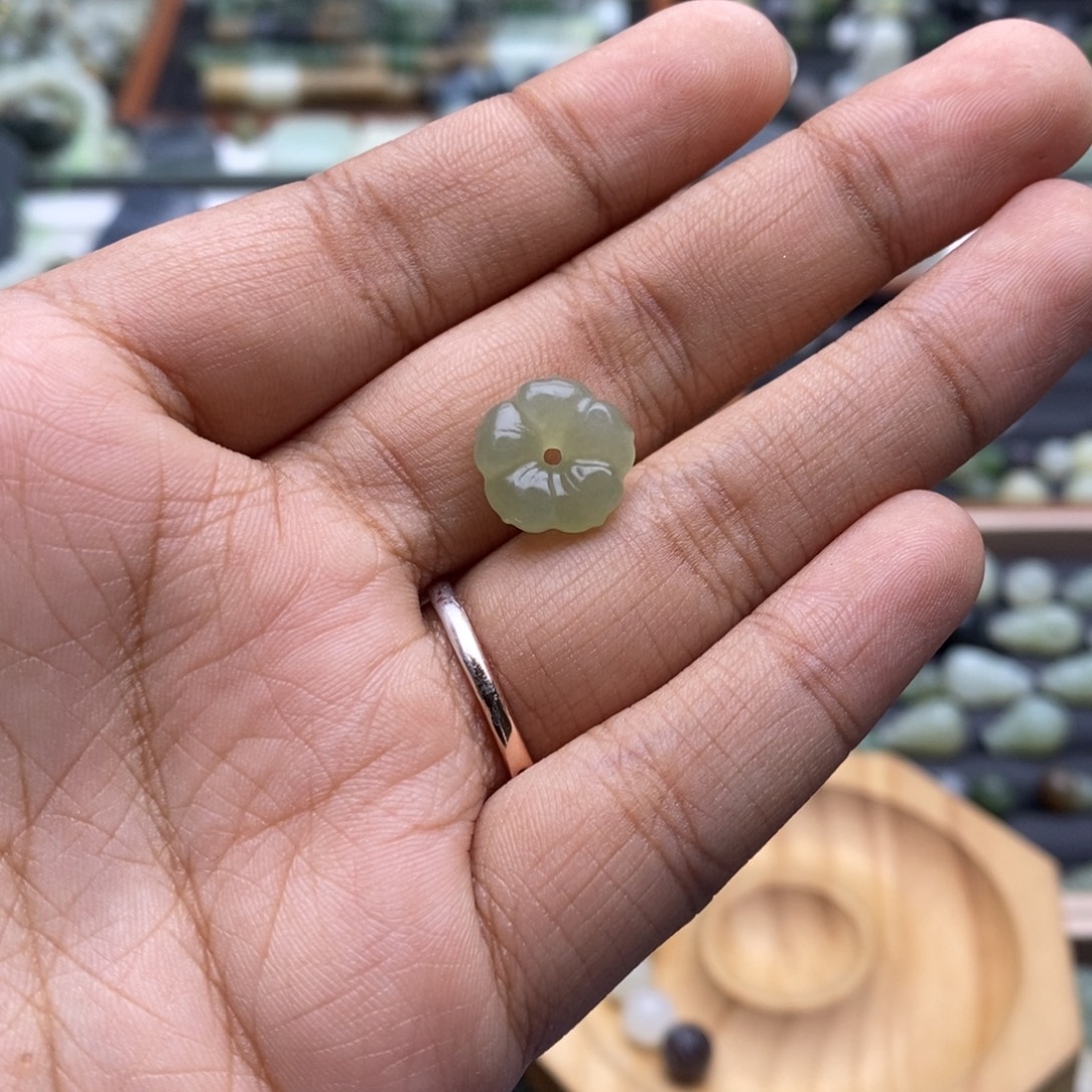 零***钱和田玉（糖玉）未镶嵌颈饰