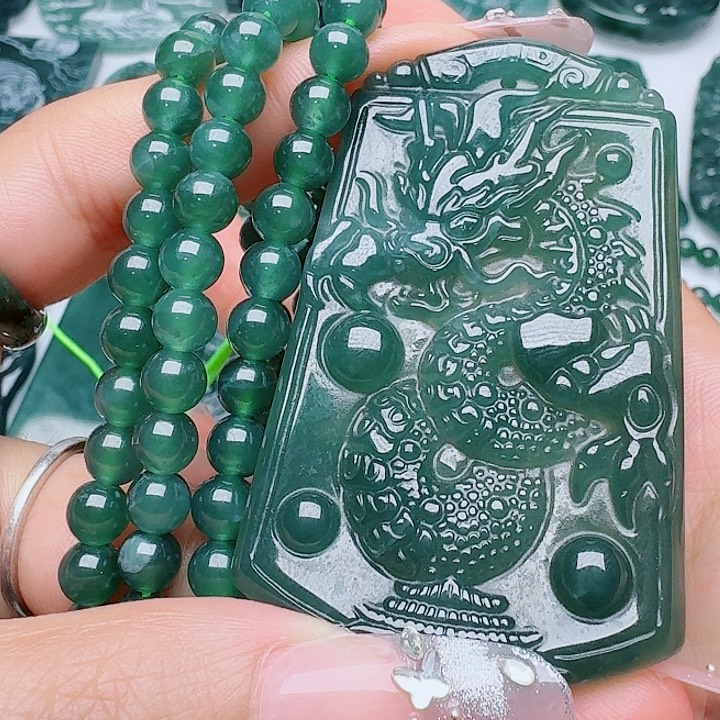 翡翠未镶嵌颈饰多样性发其一