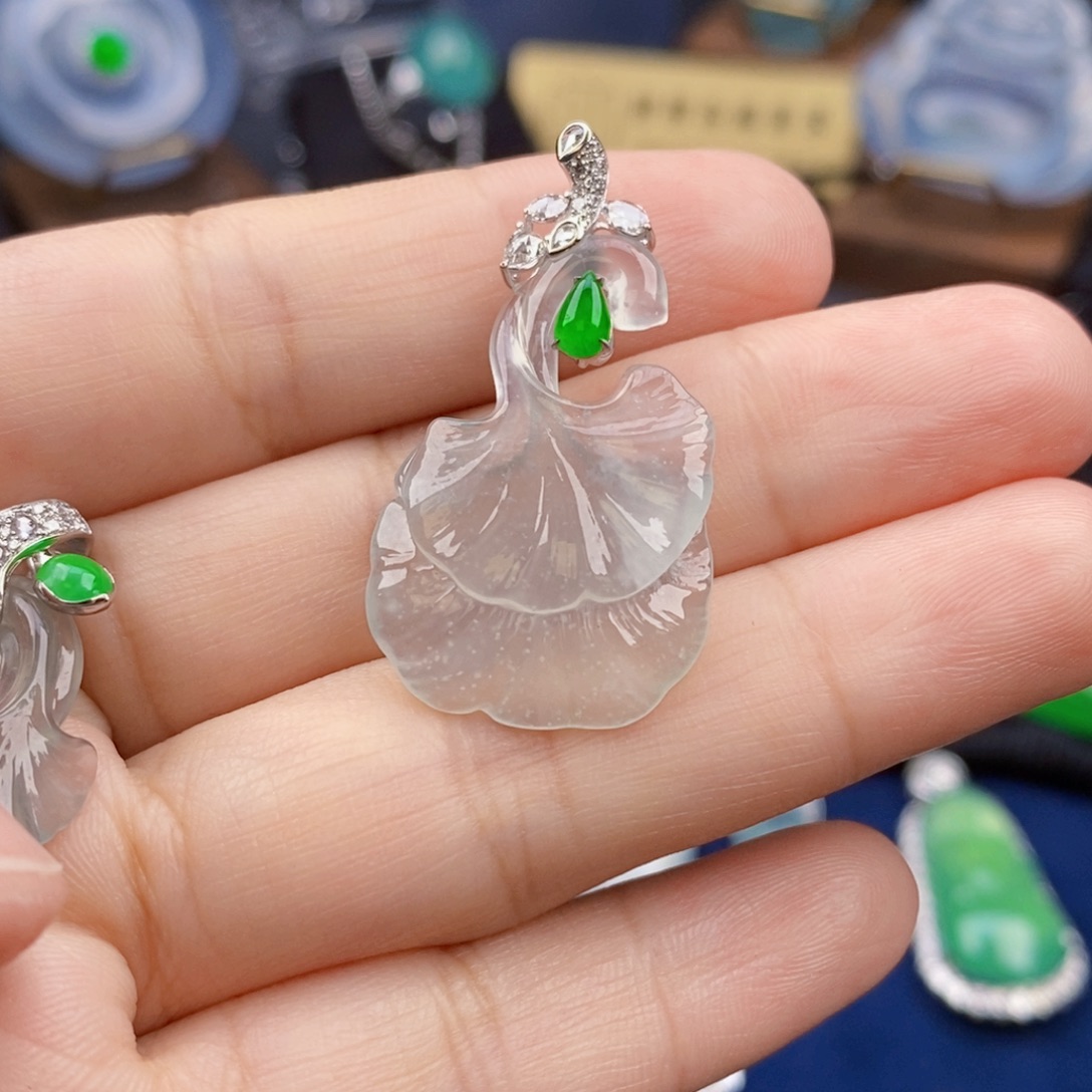 翡翠18K金镶嵌颈饰银杏叶