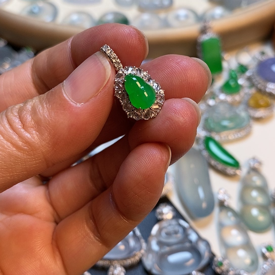 翡翠颈饰18K金镶嵌雨葫芦