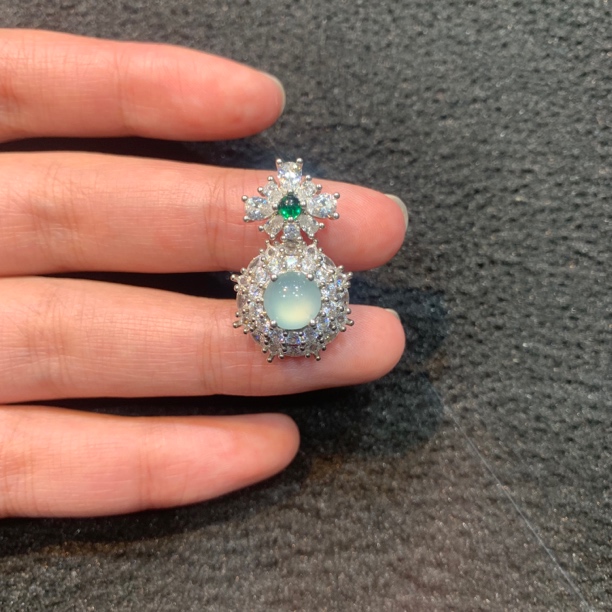 天然A货翡翠白蛋面吊坠多样性发货时尚气质精致百搭豪镶设计