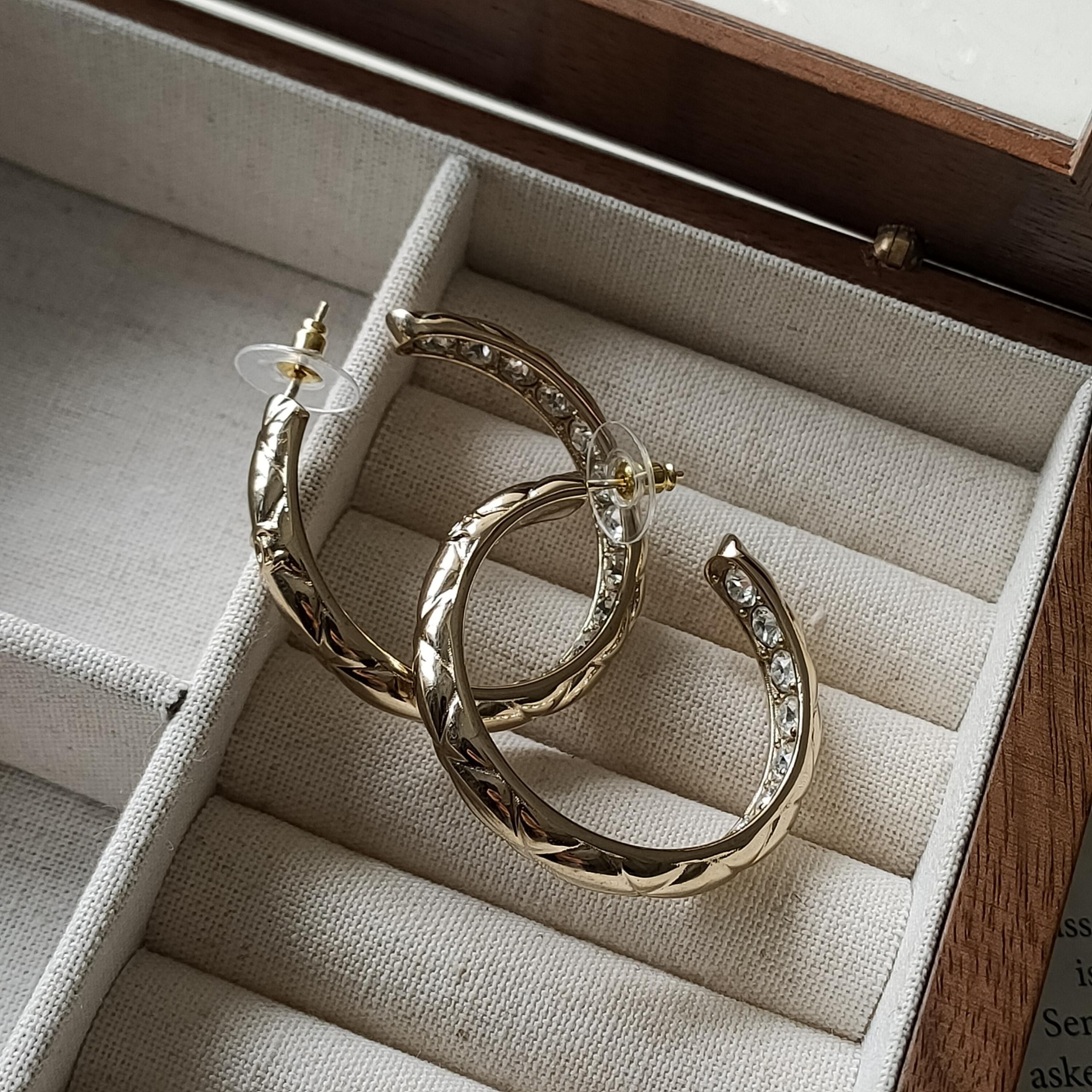 95新 Chanel/香奈儿 Azul - 金色菱格纹内嵌满钻C型耳钉39951