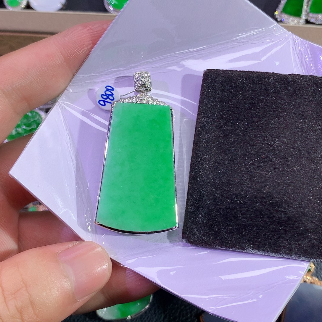 翡翠18K金镶嵌吊坠(赠链)