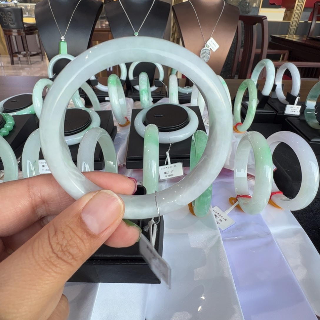 翡翠手镯未镶嵌浅蓝