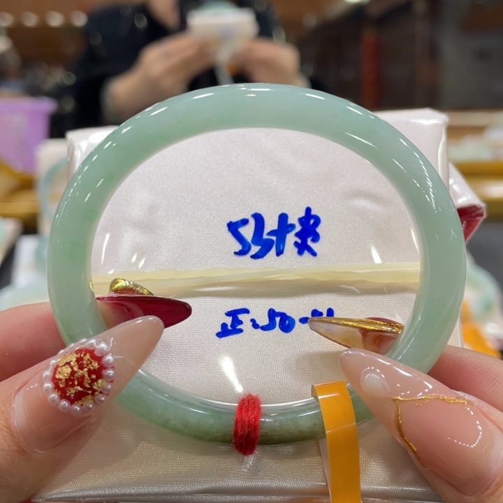 翡翠手镯未镶嵌翡翠