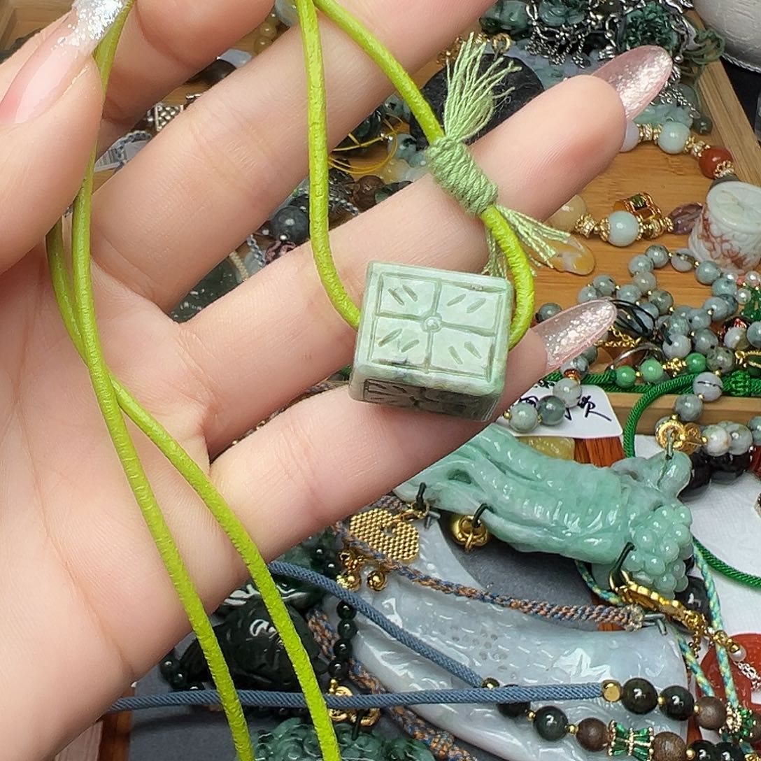 翡翠吊坠(赠链)未镶嵌吊坠