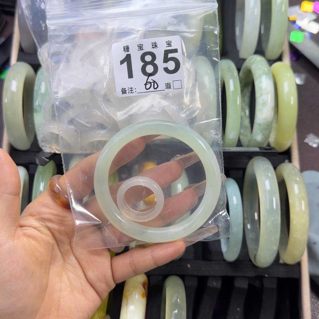 格***哟蛇纹石玉未镶嵌手镯