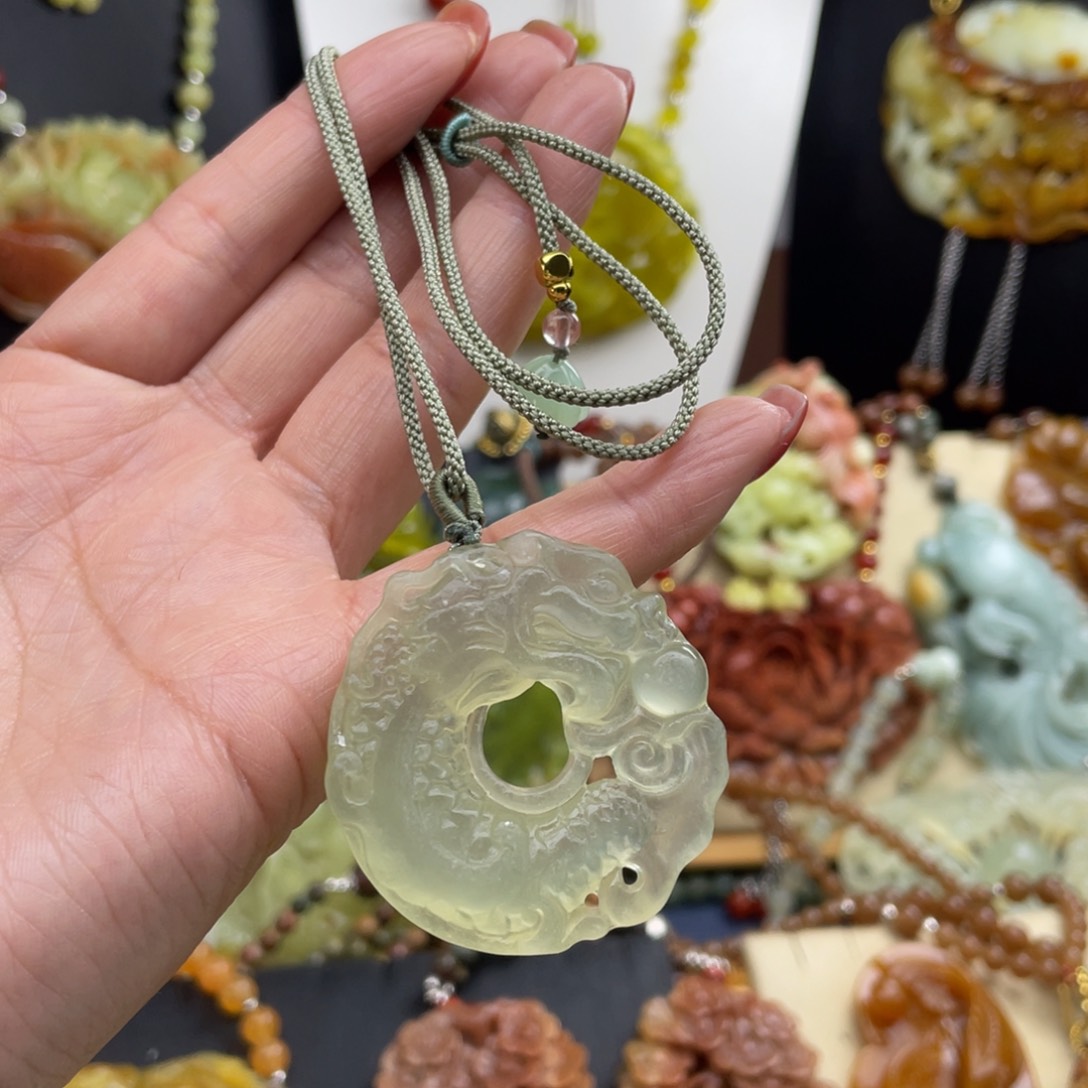 未镶嵌蛇纹石玉颈饰