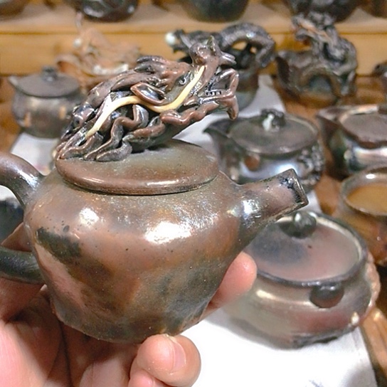 瓷片微瑕的龙茶壶