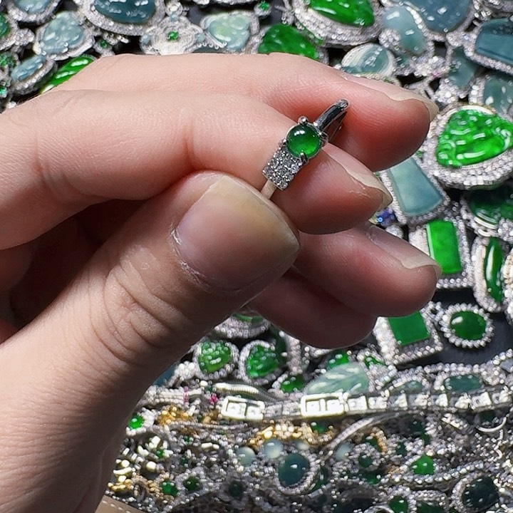 翡翠颈饰未镶嵌天然A货翡翠放漏