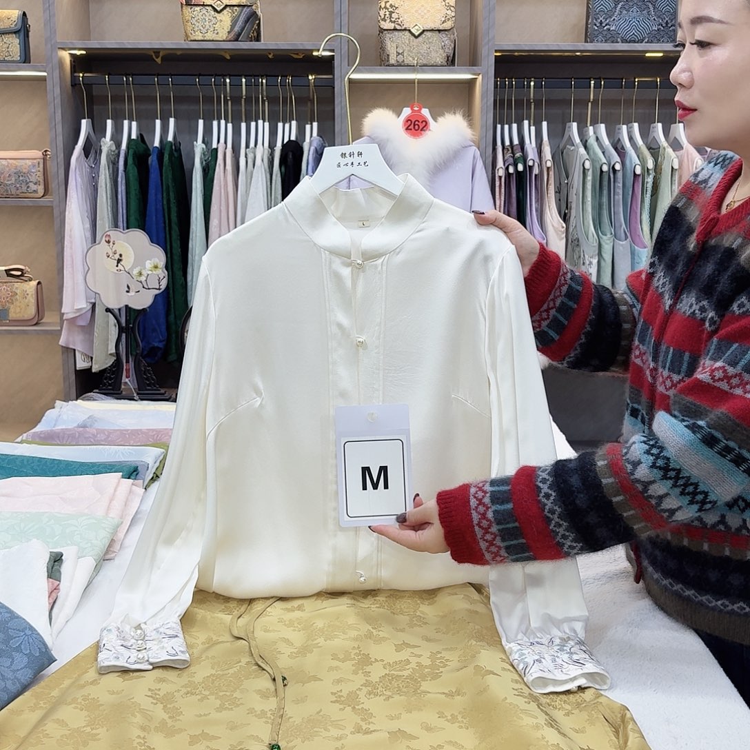 双***佩非遗传承人的精神风貌与传统文化相