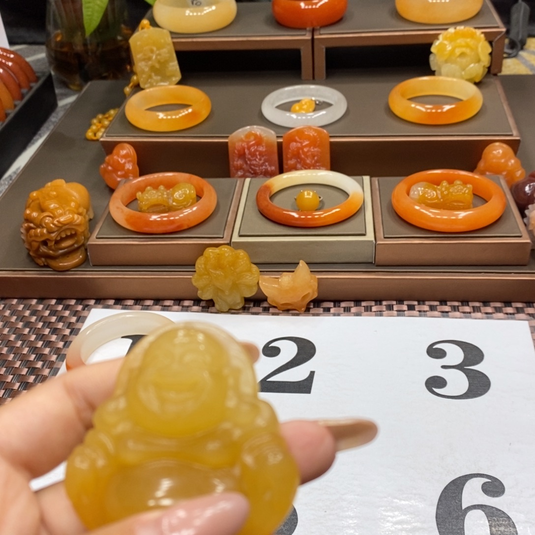 用***5石英质玉（黄龙玉）未镶嵌手镯