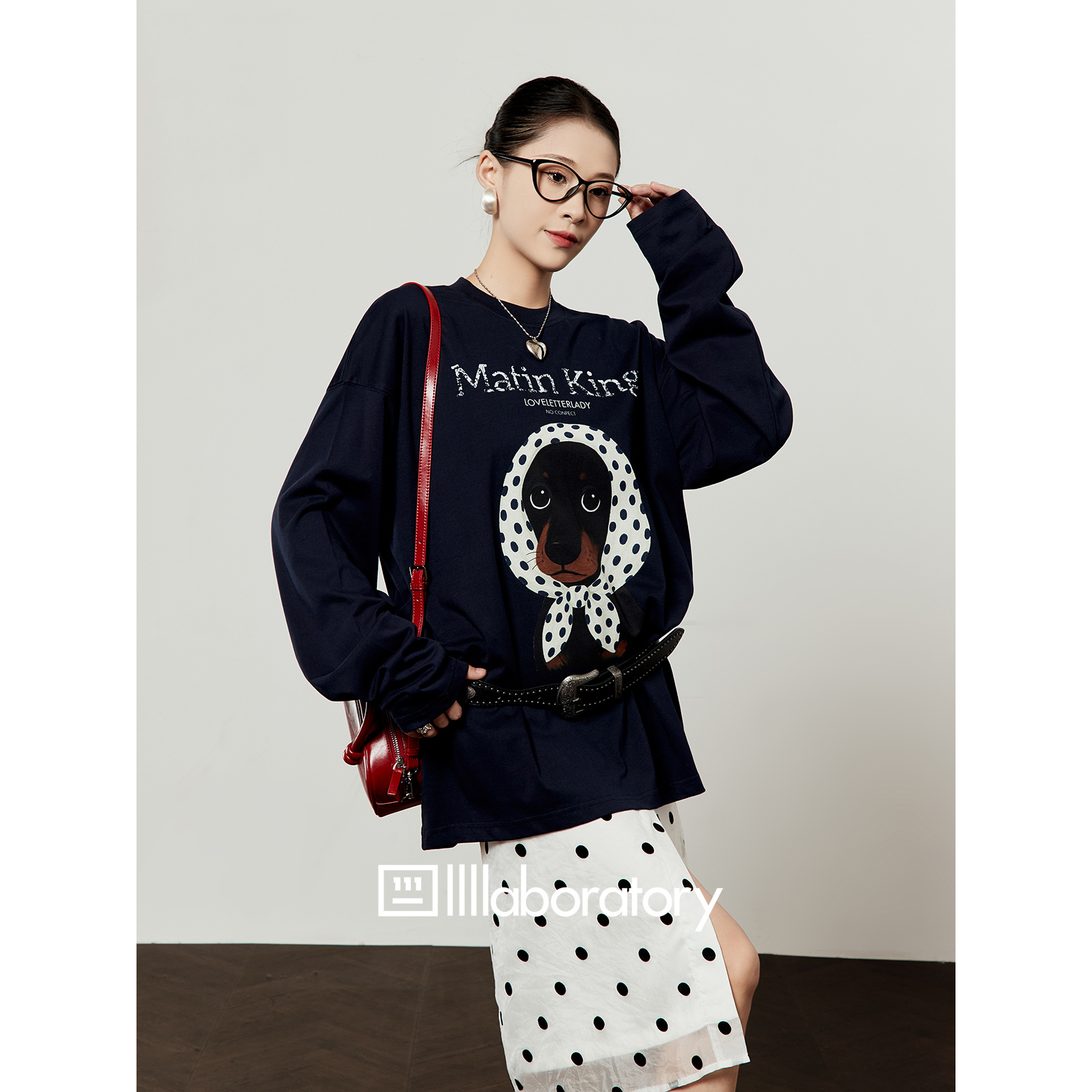 周里物出品「花巾萌宠」海军蓝T恤女2025秋季新款印花宽松长袖