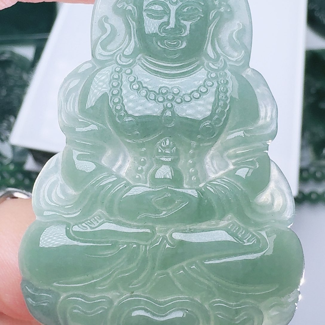 翡翠未镶嵌颈饰多样性发其一