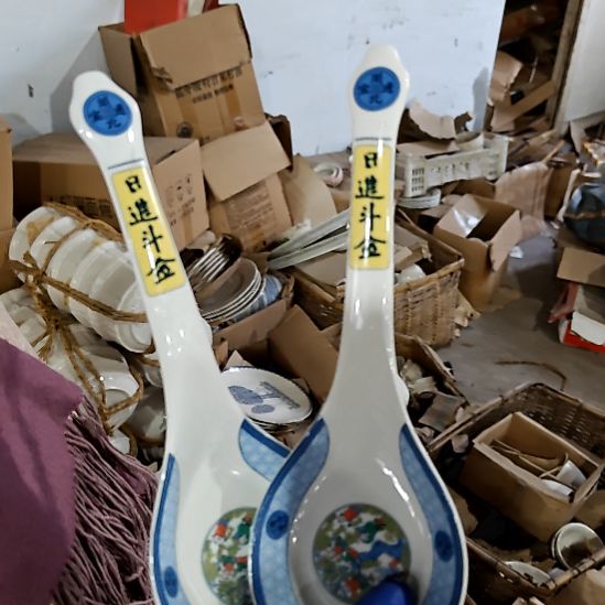 摆件盘子碗茶壶啥都有