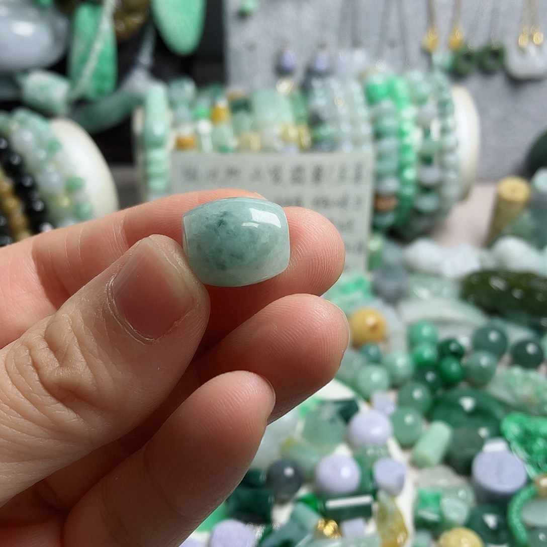 翡翠颈饰未镶嵌路路通