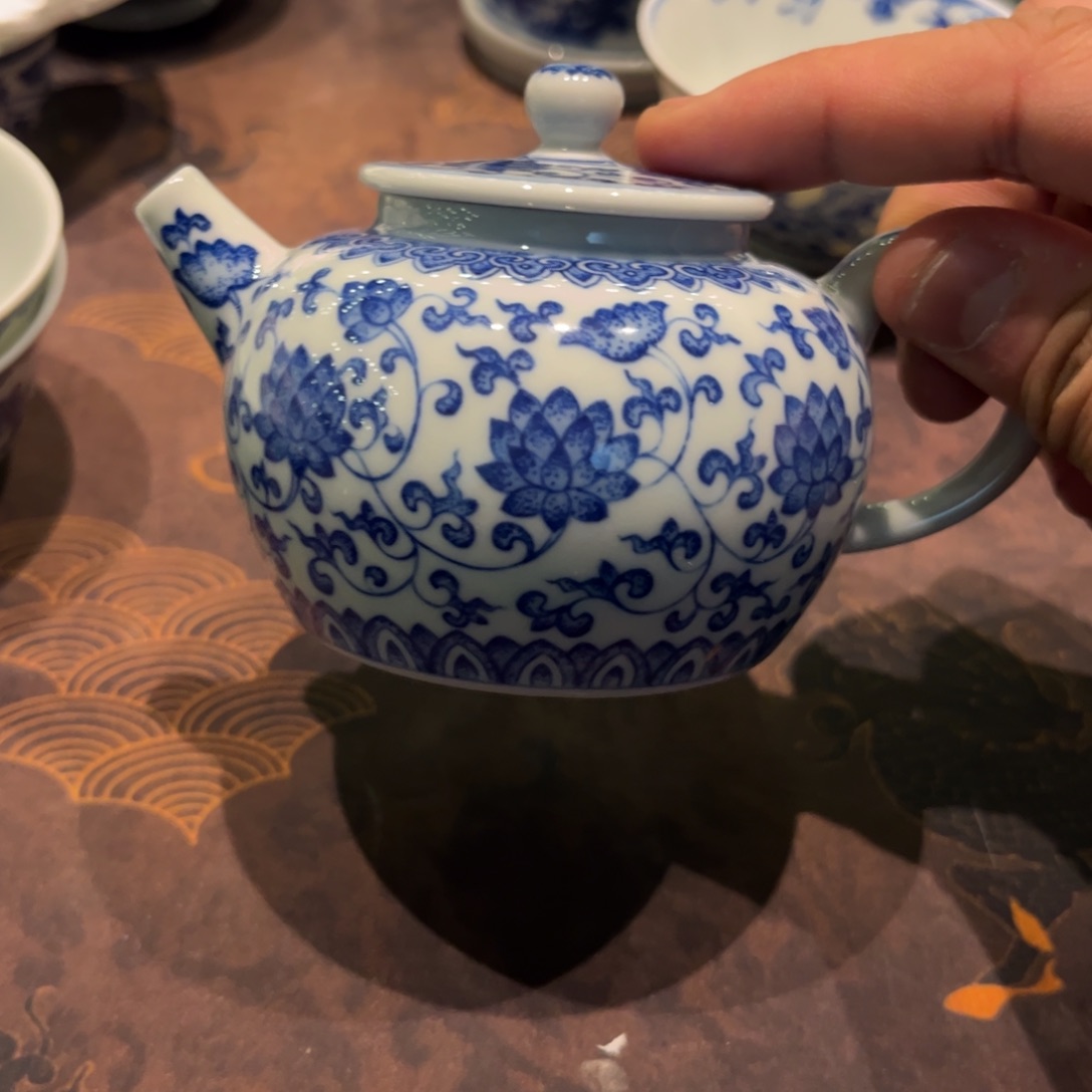 M*寶青花缠枝莲茶壶一把