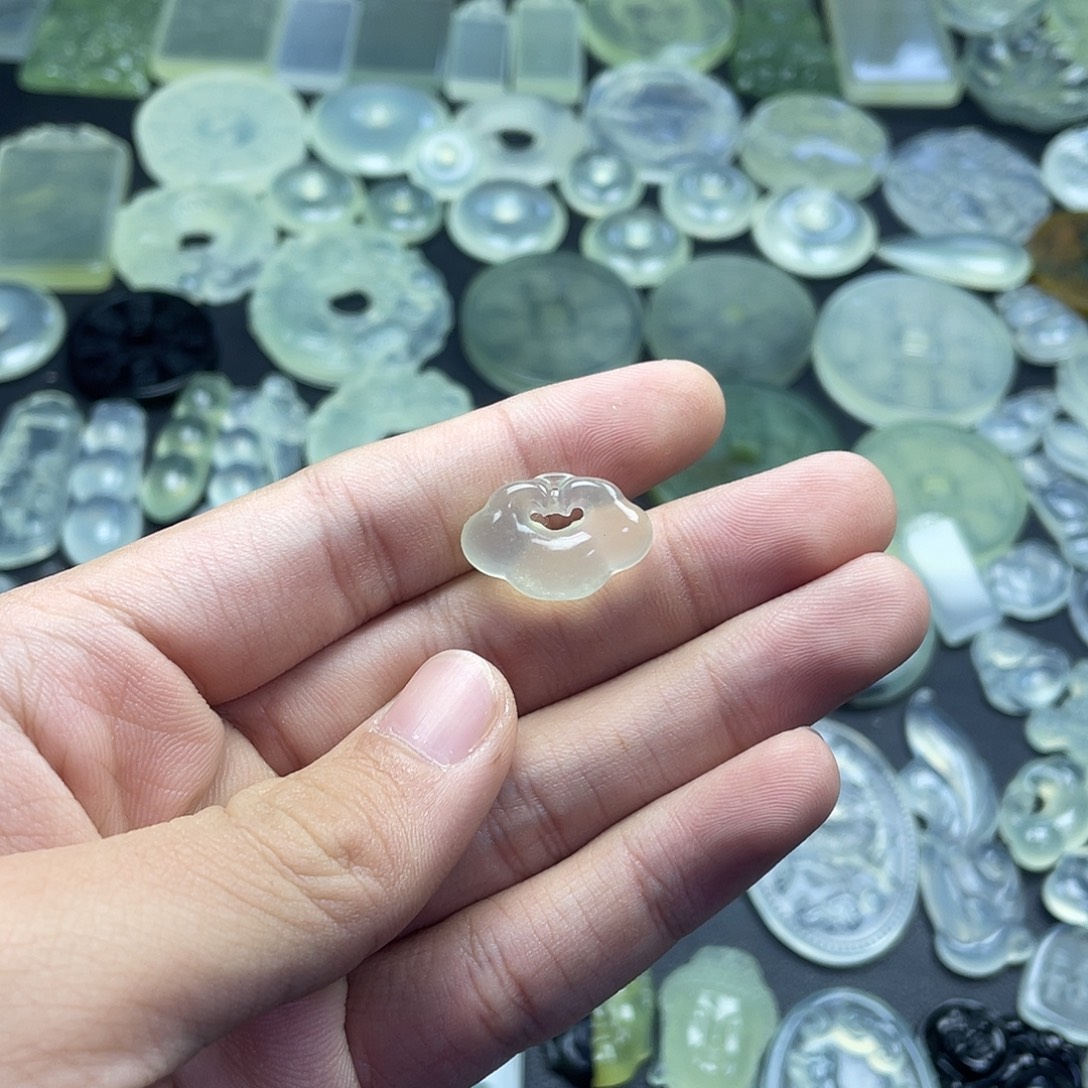 岫玉未镶嵌颈饰祥云锁