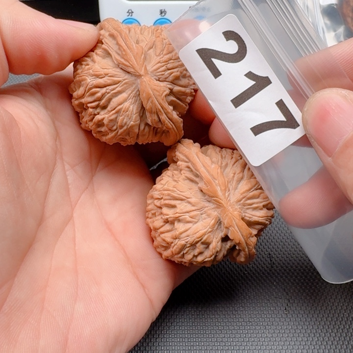 文玩核桃把件极***龙白狮46