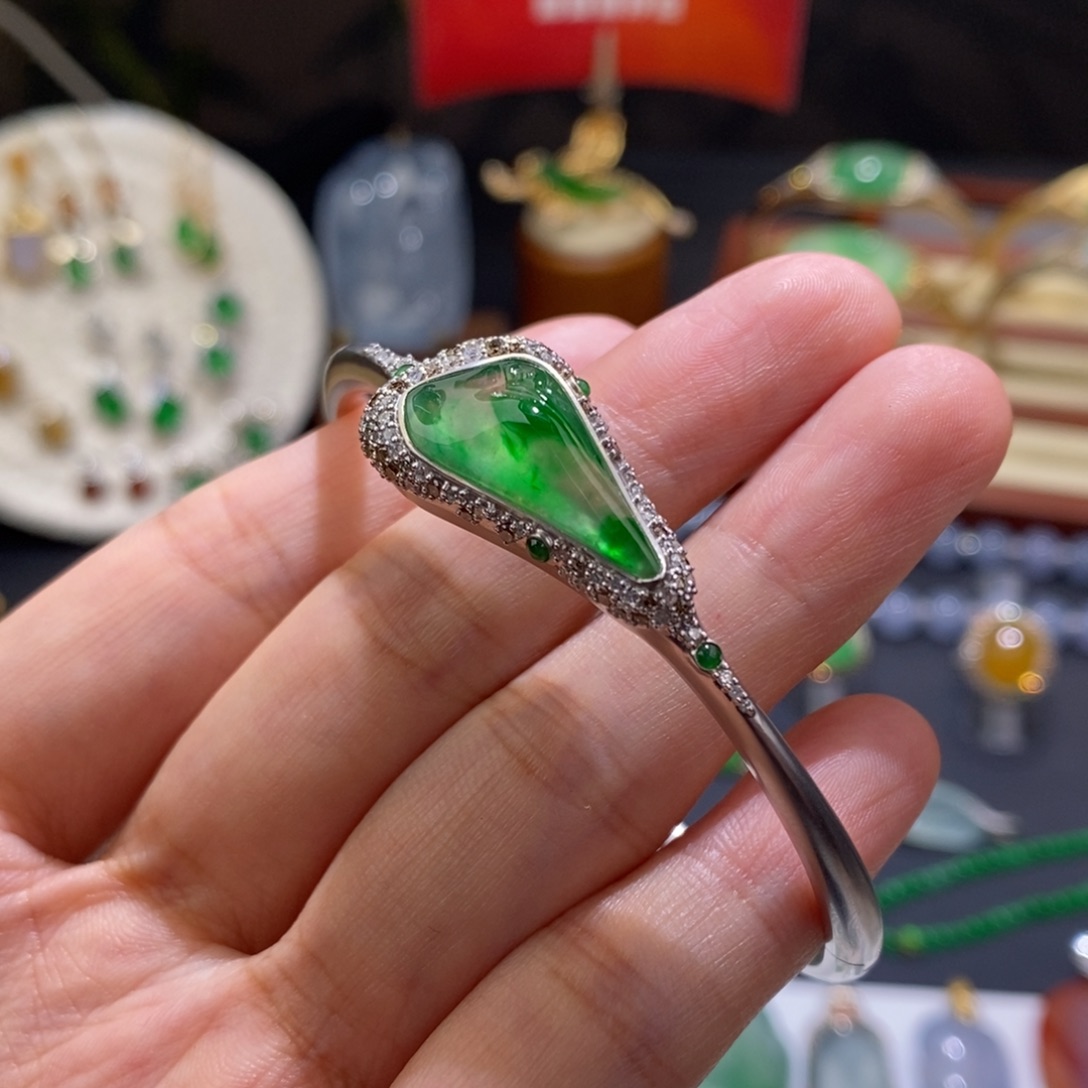 翡翠手镯18K金镶嵌萌芽