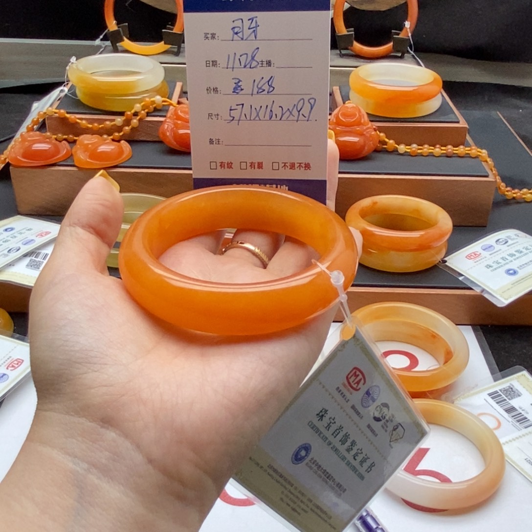 月***牙石英质玉（黄龙玉）未镶嵌手镯