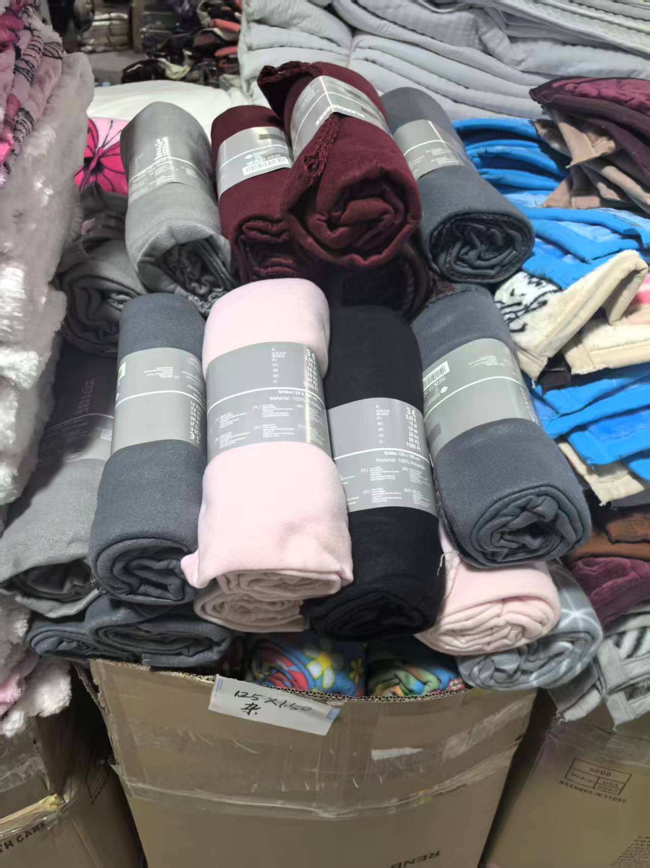 《厚广家》3楼125×150杂款摇粒绒毯子 发4张，不挑色