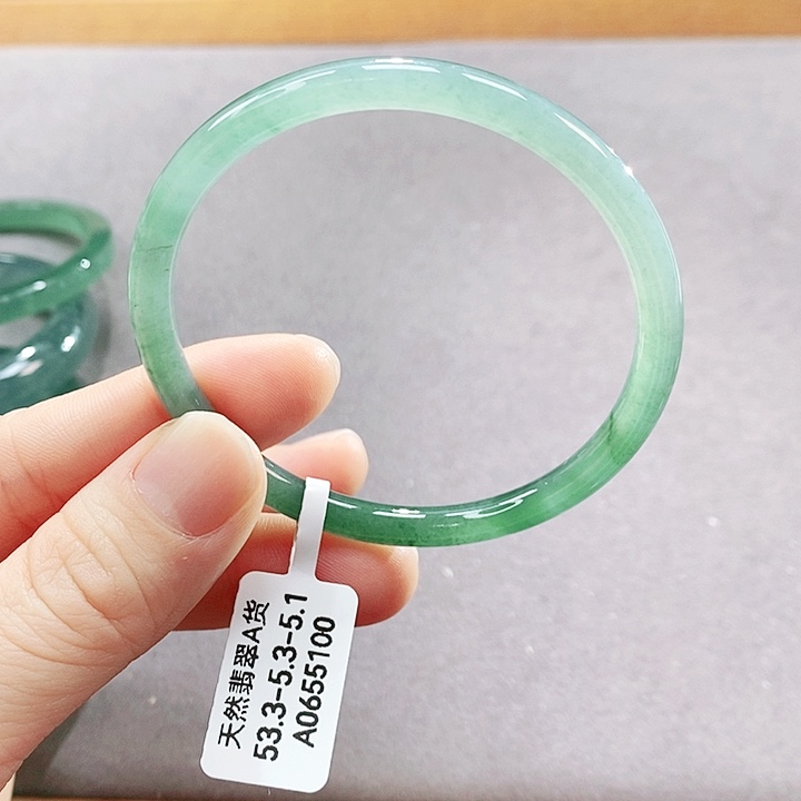 翡翠未镶嵌手镯（圆镯）