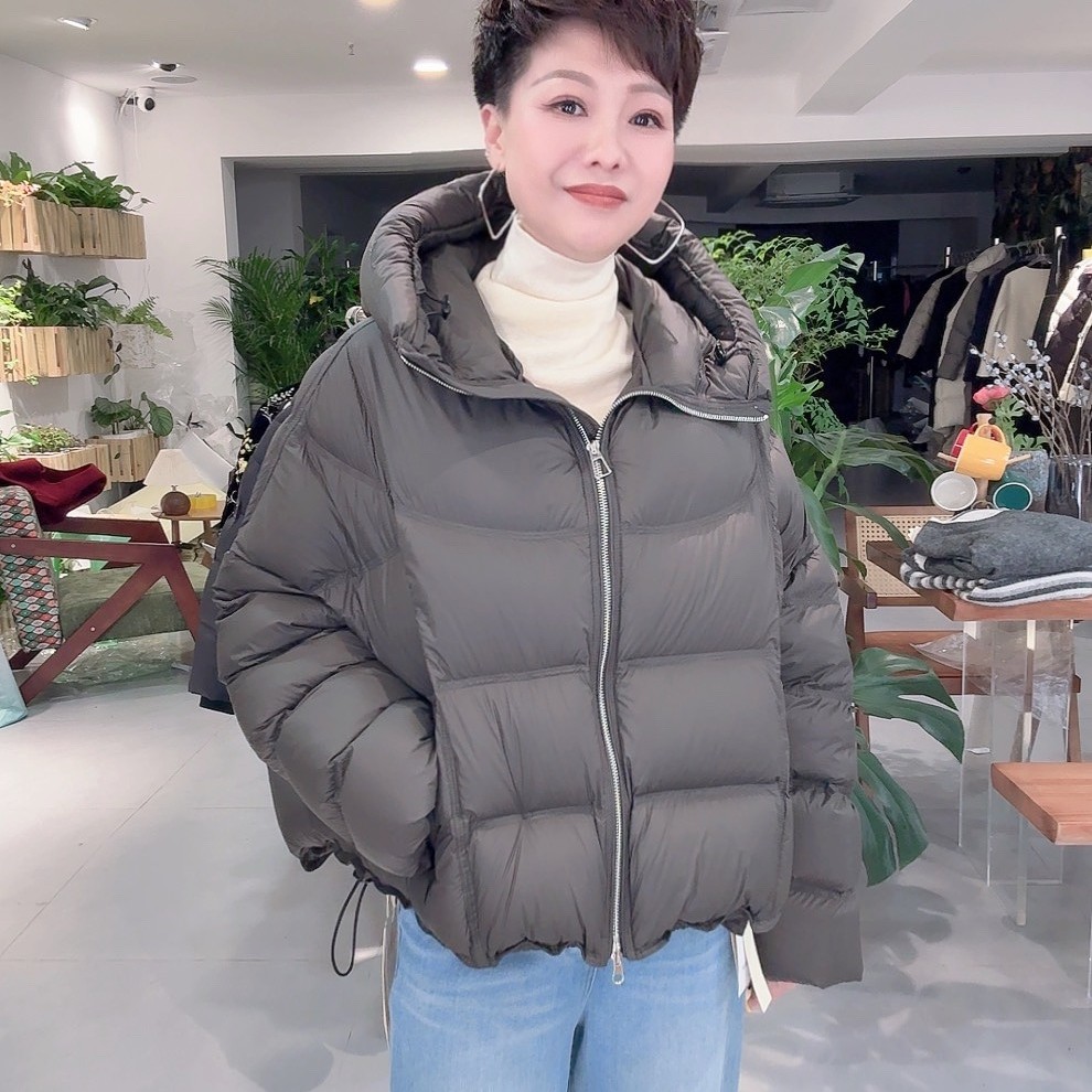 短款亮面宽松型女连帽薄款休闲女款羽绒服