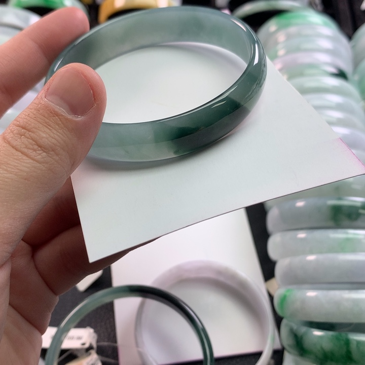 翡翠未镶嵌手镯公主