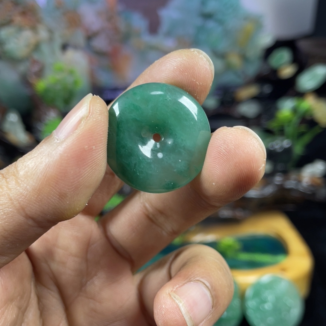 石英质玉（非洲翠）未镶嵌颈饰