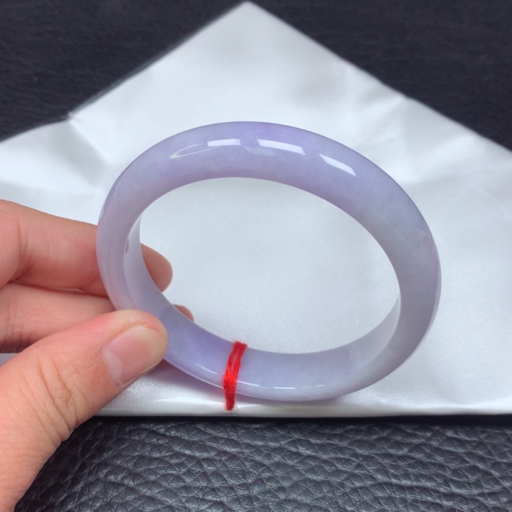 翡翠手镯未镶嵌。