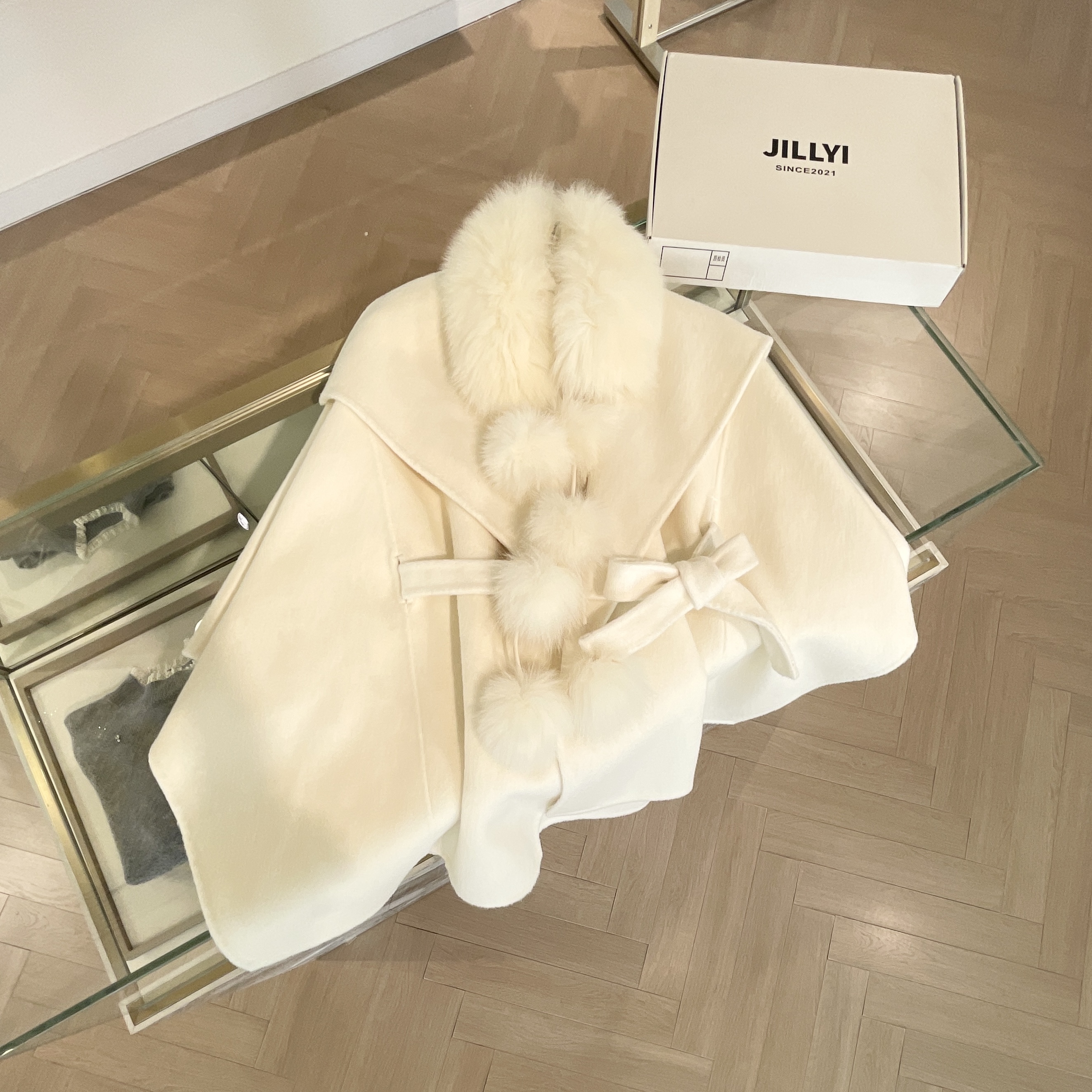 jillyi【梦幻雪季】奶白色毛毛领蝙蝠版型设计师时尚毛呢外套