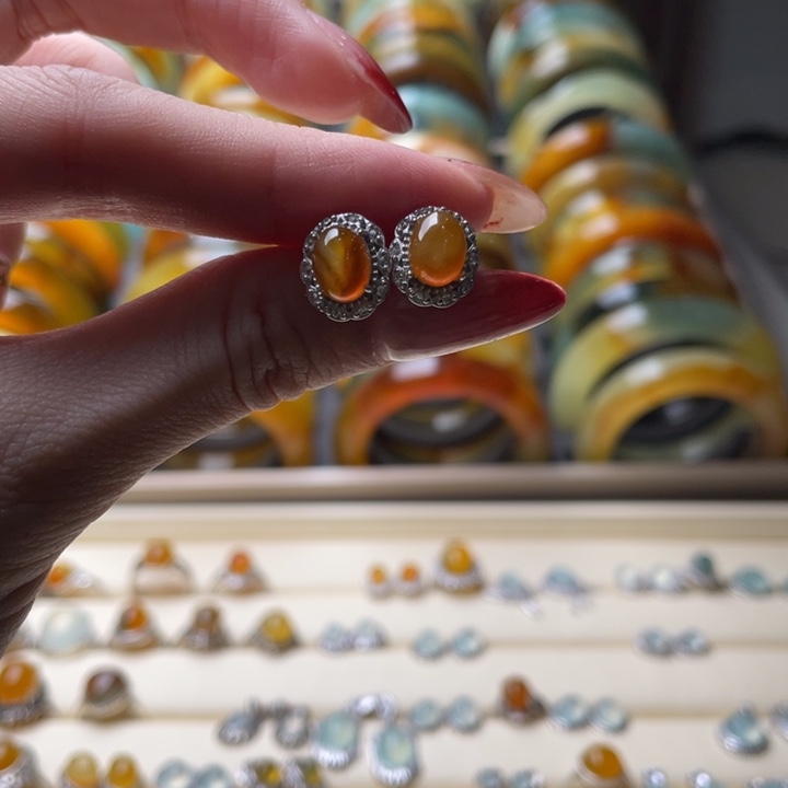 蛇纹石玉耳钉银S925镶嵌在***月