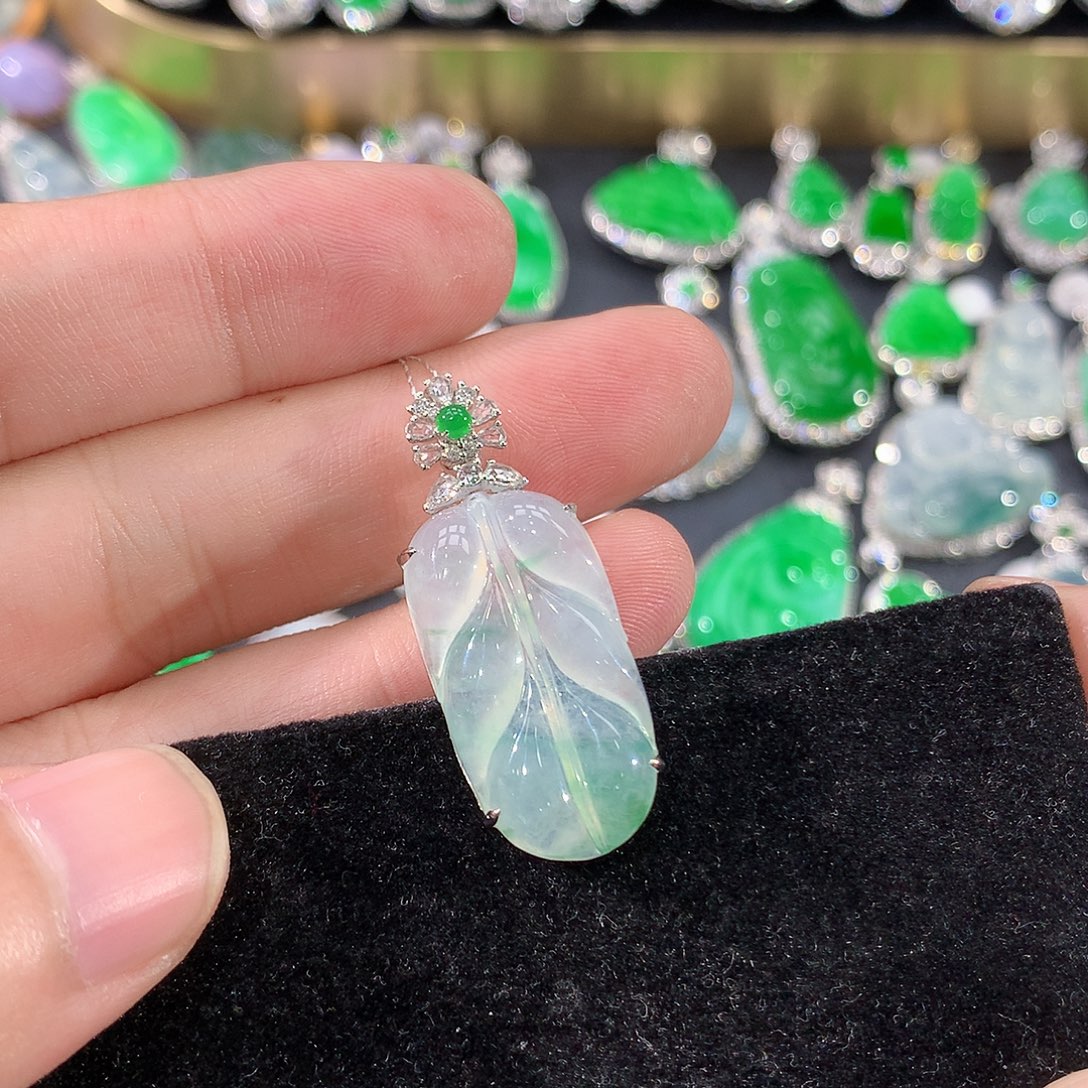 翡翠18K金镶嵌颈饰