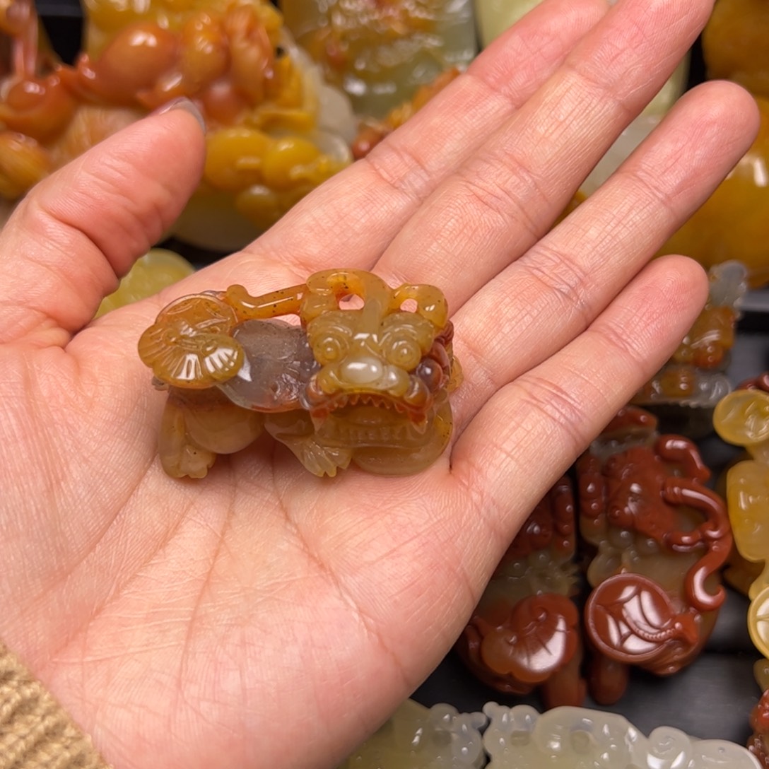 石英质玉（黄龙玉）未镶嵌颈饰