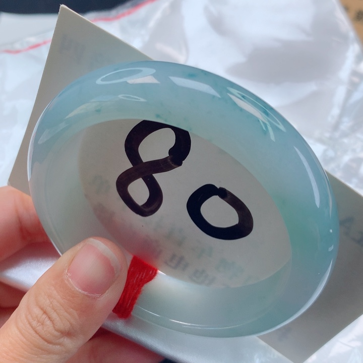 翡翠手镯未镶嵌天空蓝飘花