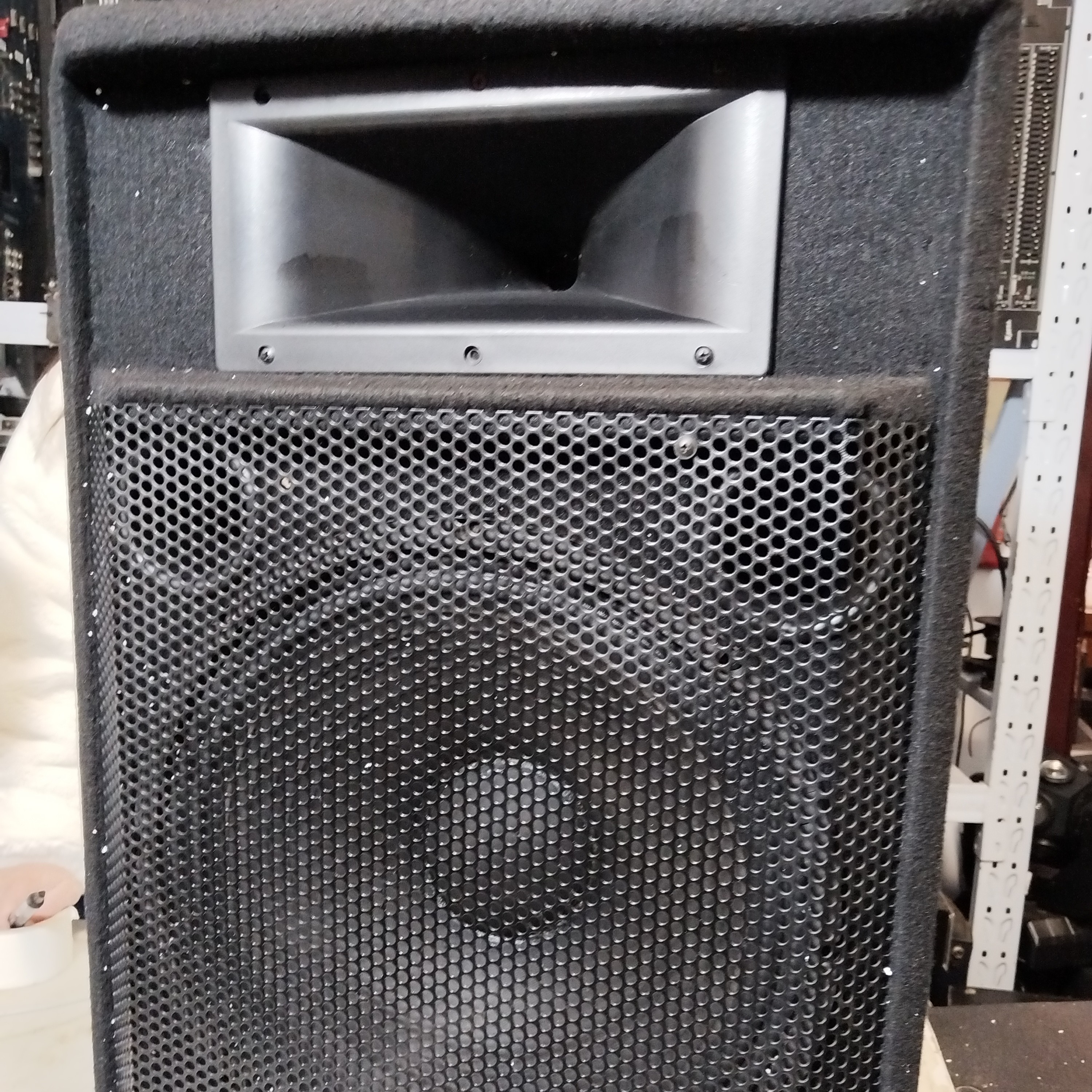 9新  进口十五寸专业音箱一对，成色如图，不包邮，无七天无理由退货