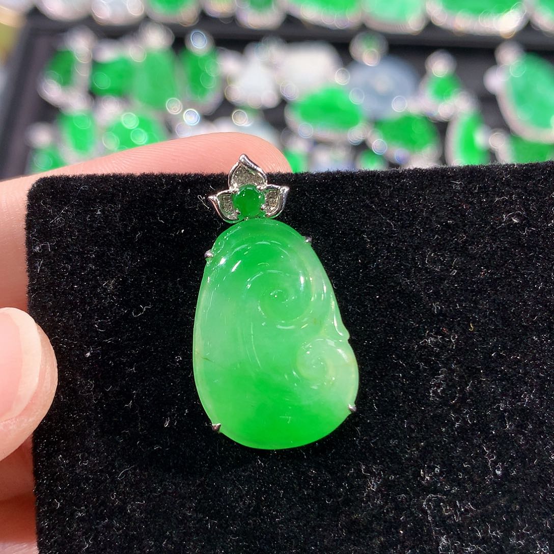 翡翠18K金镶嵌颈饰