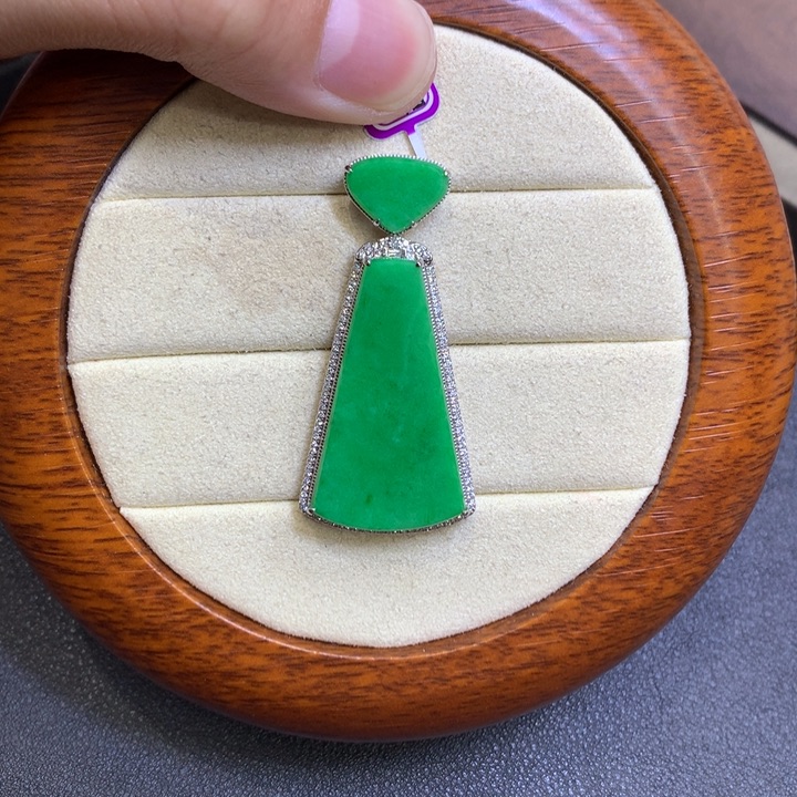 翡翠18K金镶嵌颈饰翡翠