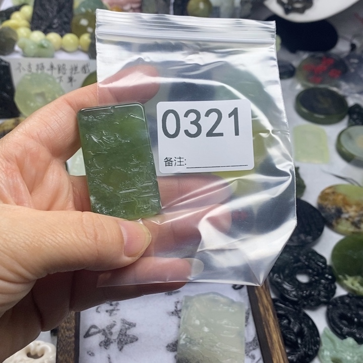 蛇纹石玉颈饰合金成**寇