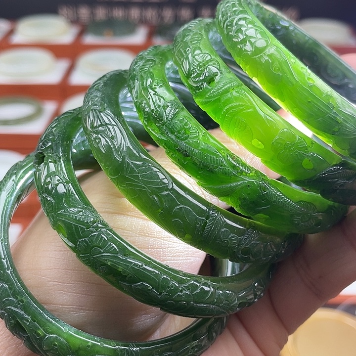 和田玉（碧玉）手镯未镶嵌多样性发其一菠菜绿