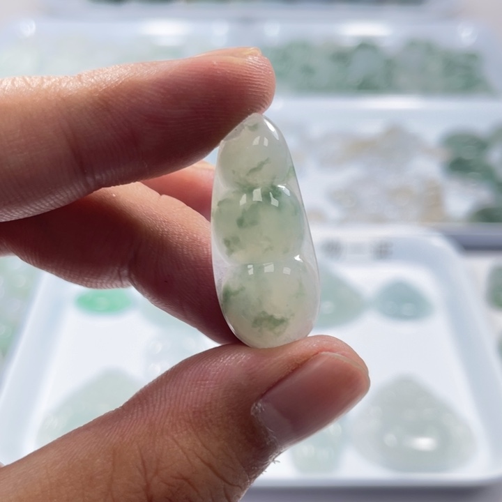 翡翠未镶嵌颈饰豆子