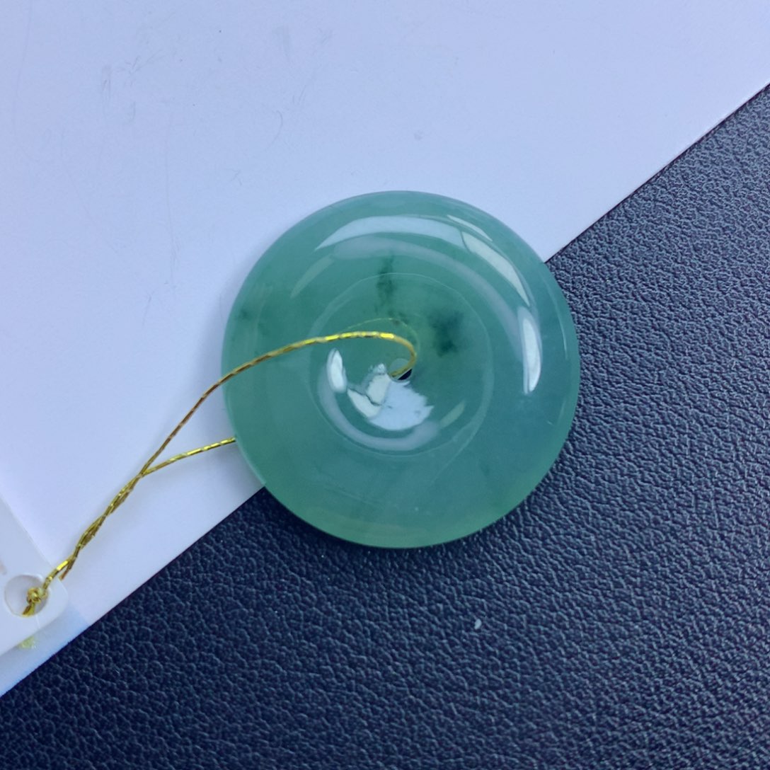 翡翠颈饰未镶嵌平安扣